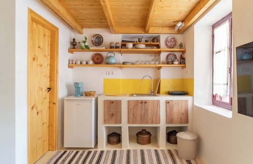 Nerotrivia Cottage | Esperos Petit House is a stone house where the visitor can relax and calm.
