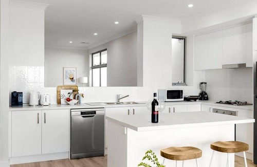 Seaford House | Esplanade Elegance Seaford: Sleeps 7