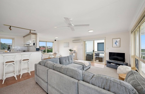 Middleton House | Esplanade Escape Absolute Beachfront WIFI-NBN