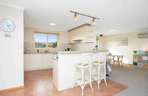 Middleton House | Esplanade Escape Absolute Beachfront WIFI-NBN