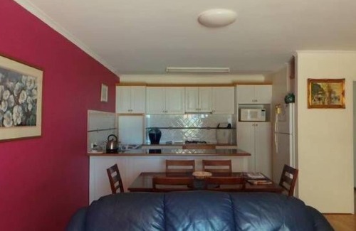 Rockingham Apartment | Esplanade Rockingham, opposite the beach