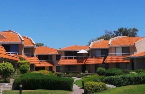Rockingham Apartment | Esplanade Rockingham, opposite the beach