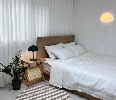 Seongnae-dong Apartment | Essential House, Seoul