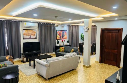 Oyibi House | Essmante Villa - Comunal Pool, Gym, Tennis & Basketball Court