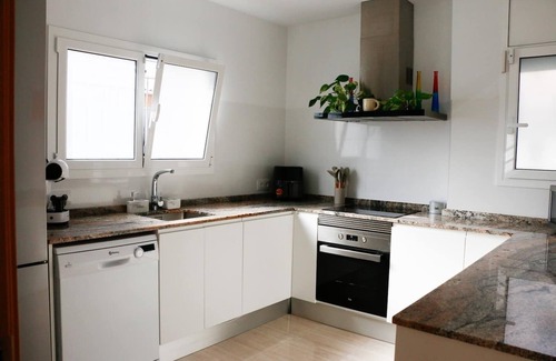Vallpineda Apartment | Estupendo apartamento vacacional, de alquiler por días, con piscina privada en S