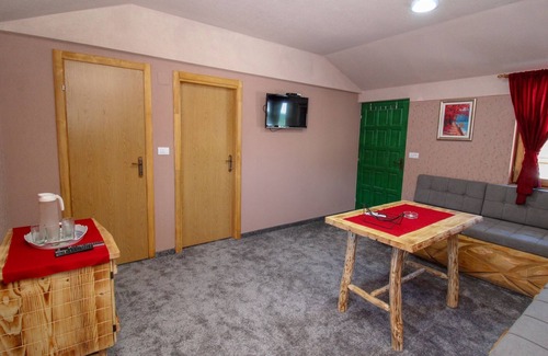 Pale Apartment | Ethno Village Dolina Mira - One Bedroom Holiday Home (Miljacka)