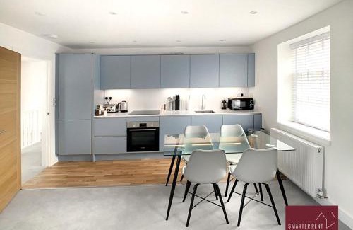 Windsor Apartment | Eton, Windsor - 2 Bedroom Second Floor Apartment - With Parking