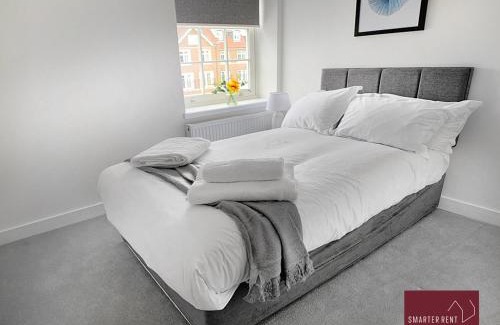 Windsor Apartment | Eton, Windsor - 2 Bedroom Second Floor Apartment - With Parking