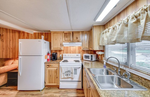 Eufaula Cottage | Eufaula Retreat: Community Pool & Screened Porch!