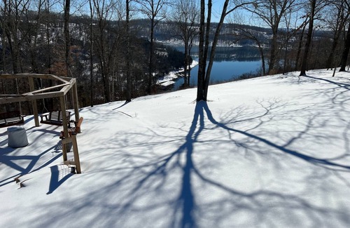 Sylvan Shores Cabin | Eureka Springs, AR. Cozy log cabin studio, sleeps 2-4.Lake view- 15 min to town