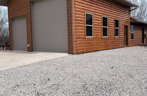 Sylvan Shores Cabin | Eureka Springs, AR. Cozy log cabin studio, sleeps 2-4.Lake view- 15 min to town
