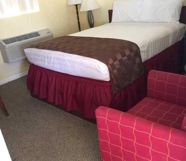 Desert Hot Springs Hotel | Europa Inn & Suites