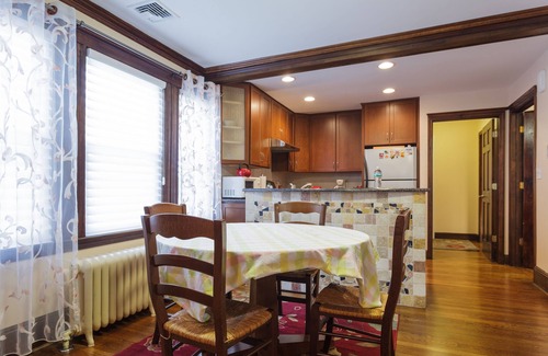 Brook Farm Apartment | European style 3 Bed/2 Bath close to all (20 min to Back Bay/Copley Sq.)