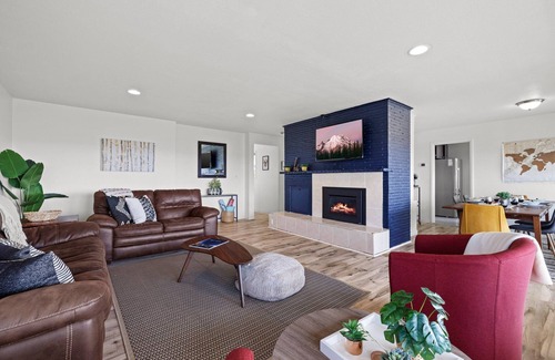 West End House | EV Charger-Spacious! Peek-a-Boo Water View+Game Room - Pool Table