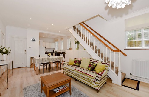 West Byfleet Apartment | Evancourt Apartment - 2BR apartment 30 mins from London