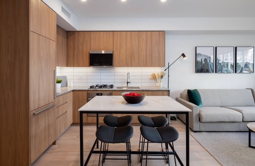Richmond City Centre Apartment | Eve Richmond l 1 Bedroom + Den
