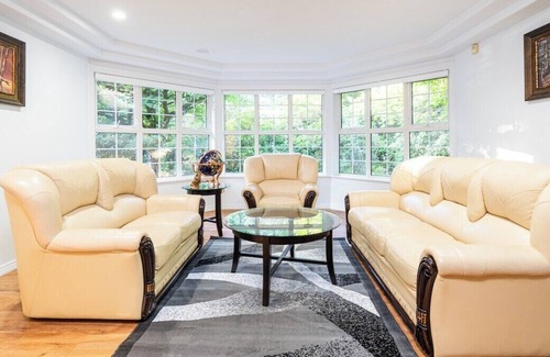 Surrey House | Event paradise Bungalow with Sauna,Sleeps upto16!