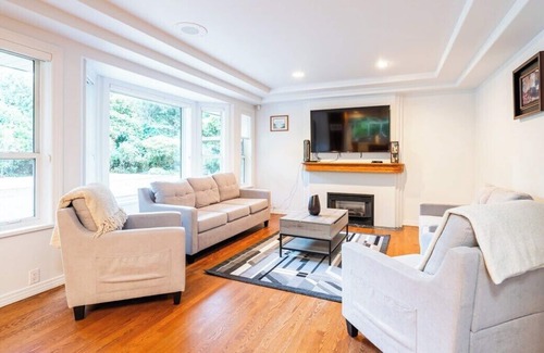 Surrey House | Event paradise Bungalow with Sauna,Sleeps upto16!