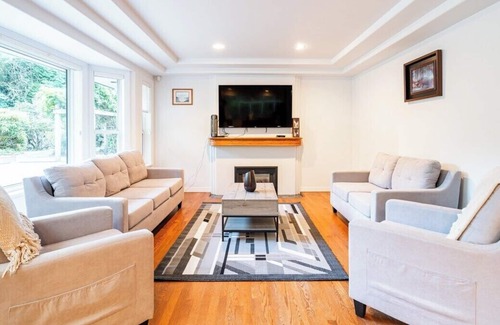 Surrey House | Event paradise Bungalow with Sauna,Sleeps upto16!