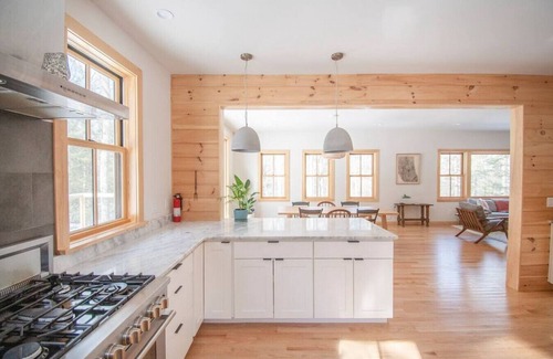 Accord House | Evergreen Cabin · Modern & Woodsy: Fireplace, WFH, Family-Friendly!