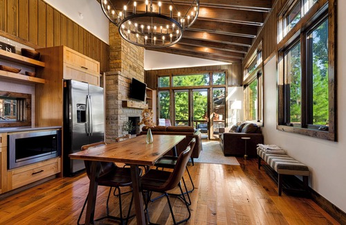 Afton Cabin | Evergreen Cove Cabin on Grand Lake Monkey Island, 2mi to Shangri-La, w/hot tub