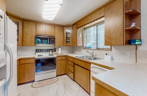 Hoodsport House | Evergreen getaway with hot tub, gas grill, Wifi and W/D