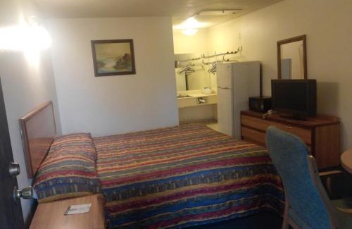 Charter Oak Hotel | Evergreen Inn