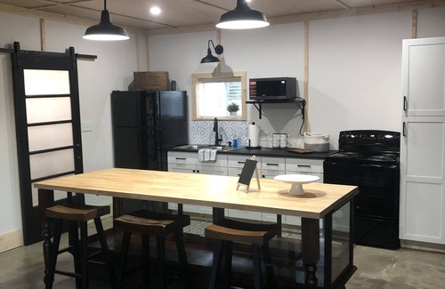 Ina Apartment | Evergreen Lodge newly remodeled studio apartment located close to Rend Lake