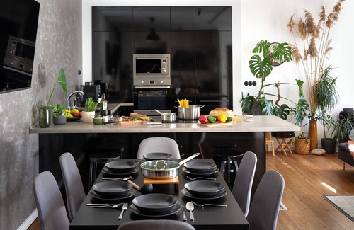 Old Town Apartment | EverGreen ༄ Old Town Design 90m² Apt Sleeps 8 1.5 Bath Baby-Friendly AC༄
