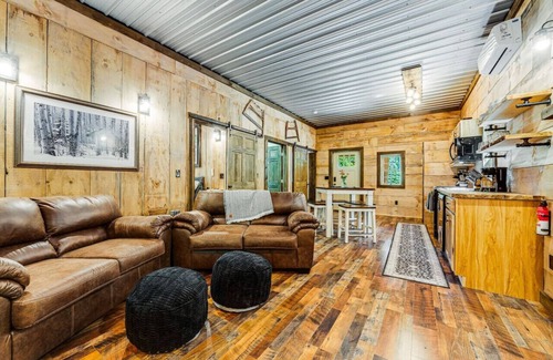 Thayerville Cabin | EverGreenGrove-Hemlock2BR/1 BA/Dog Friendly/Hottub