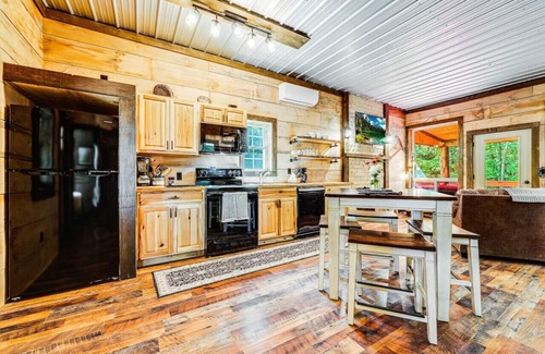 Thayerville Cabin | EverGreenGrove-Hemlock2BR/1 BA/Dog Friendly/Hottub