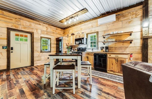 Thayerville Cabin | EverGreenGrove-Spruce 2BR/1BA Dog Friendly/Hot Tub