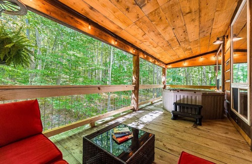 Thayerville Cabin | EverGreenGrove-Spruce 2BR/1BA Dog Friendly/Hot Tub