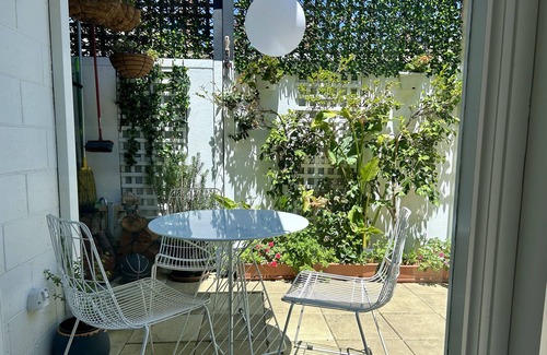 Fitzroy House | Eversley Heritage Grandeur in Fitzroy 10 min walk to CBD