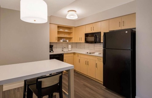 Andover Hotel | Everything You Need For The Perfect Vacation! Pets are Welcome! Parking, Pool!
