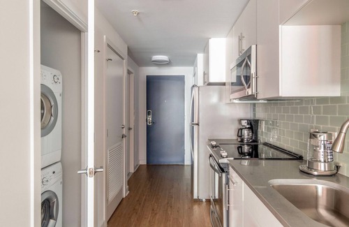 Mount Vernon Triangle Apartment | Excellent Mount Vernon Studio w/Roof Pool, nr Nightlife, by Blueground