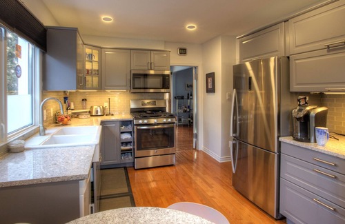 West Edmonton House | EXCELLENT REVIEWS hot tub 4 Qu beds, Central 10 Min downtown