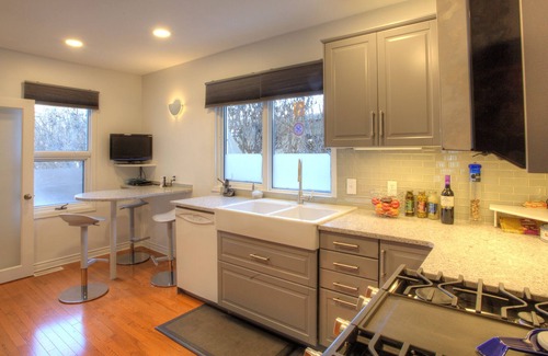West Edmonton House | EXCELLENT REVIEWS hot tub 4 Qu beds, Central 10 Min downtown