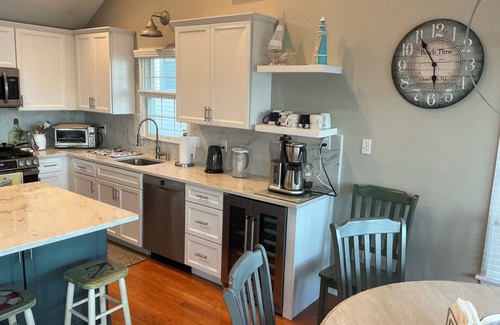 Gold Coast Condo | Exceptional 2nd Fl 4BDR/2 Bath Condo Ocean City’s GoldCoast – 1½ blocks to Beach