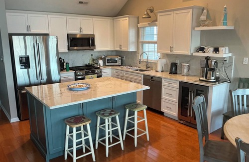 Gold Coast Condo | Exceptional 2nd Fl 4BDR/2 Bath Condo Ocean City’s GoldCoast – 1½ blocks to Beach