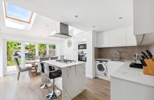 South Richmond Villa | Exceptional 3 Bedroom Family Villa in Richmond