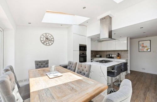 South Richmond Villa | Exceptional 3 Bedroom Family Villa in Richmond