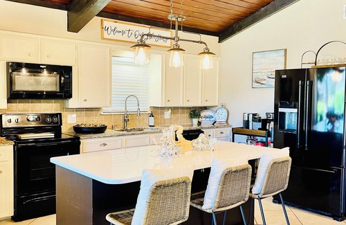 Enchanted Oaks House | Exceptional 4/2 Waterfront Retreat! Ski, R&R, Family Getaway &Ladies Trip