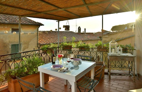 Montescudaio Apartment | Exceptional apartment in the center, only 10 km from the sea, with terrace