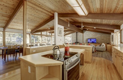 Boulder House | Exceptional PRIVATE Mountain home with HOT TUB and WiFi- 5BDR Minutes to Town