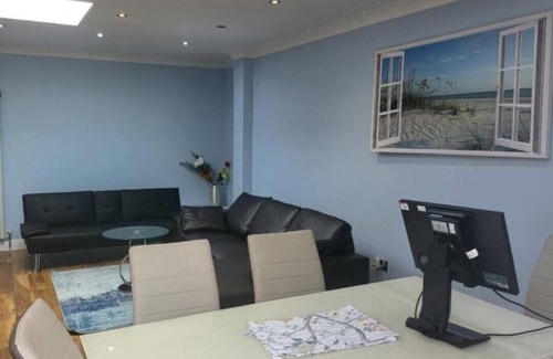 St. Andrew's House | Exciting 4 Bedroom Bungalow in Greater London Sleeps 6