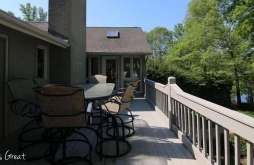 North Shore House | Exclamation Pointe: Flat lot, Wifi, Kayak, incredible dock, great part of the lake, golf course community