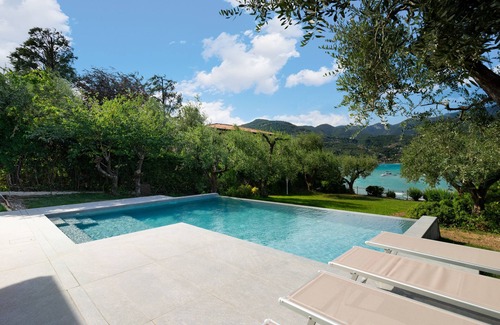 Portese Villa | Exclusive lakefront villa with pool