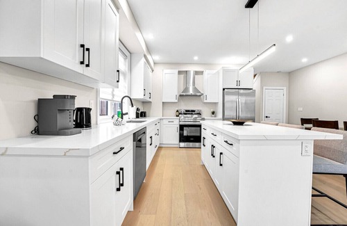 Landsdale House | Exclusive 5 Bed Home near Hospital/Niagara/Toronto