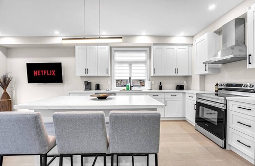 Landsdale House | Exclusive 5 Bed Home near Hospital/Niagara/Toronto
